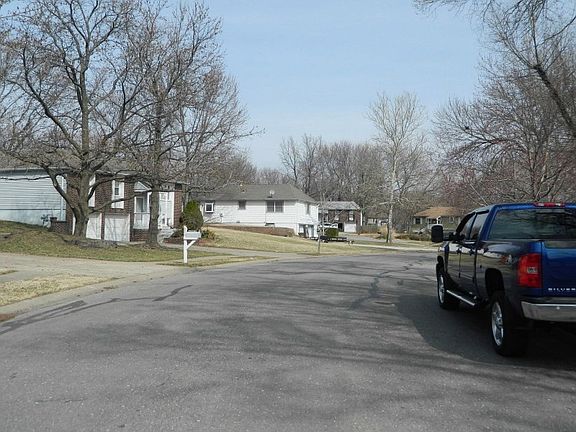 5th image of 800 NW Camelot Pl