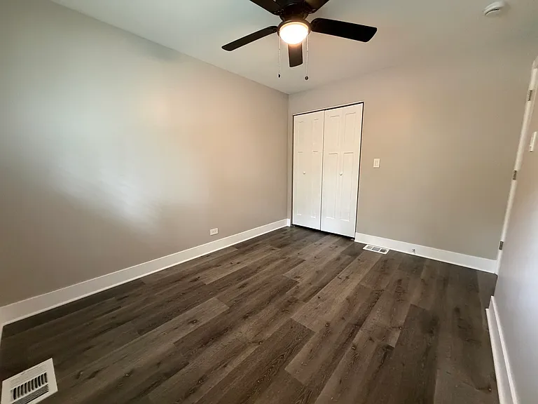 527 W 16th Pl — Photo 8