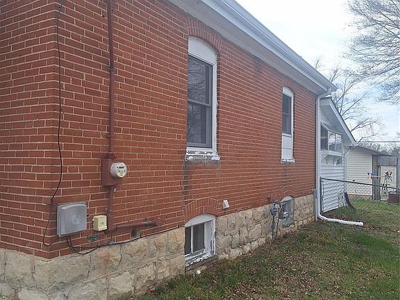 3rd image of 711 W 9th St