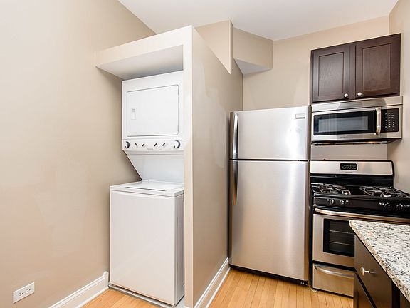 5th image of 1154 W Barry Ave #1