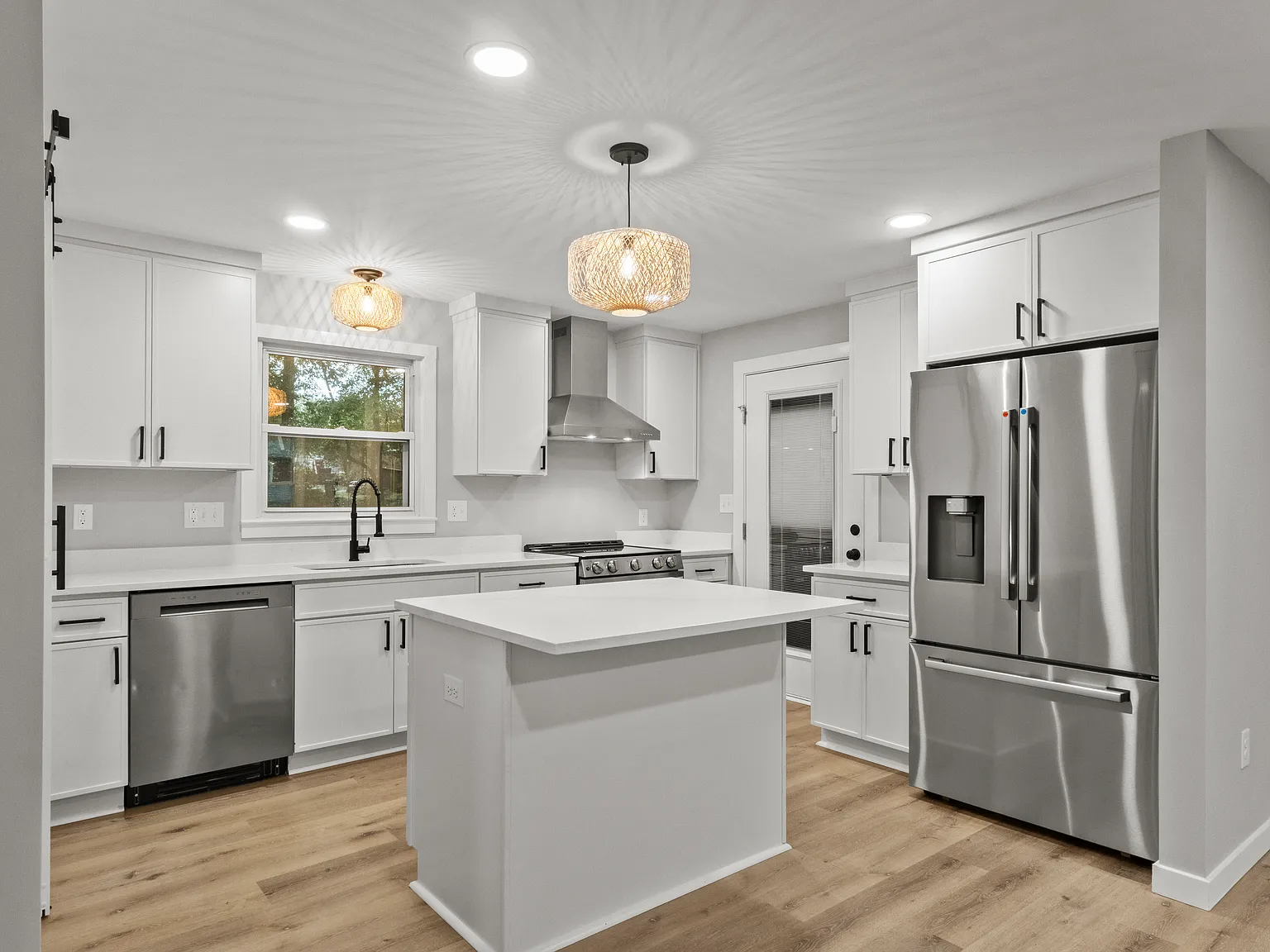 3 bed, 1067 sqft, $2,000 — Photo 3