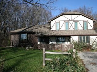 872 N Shore Dr, Crystal Lake, IL 60014