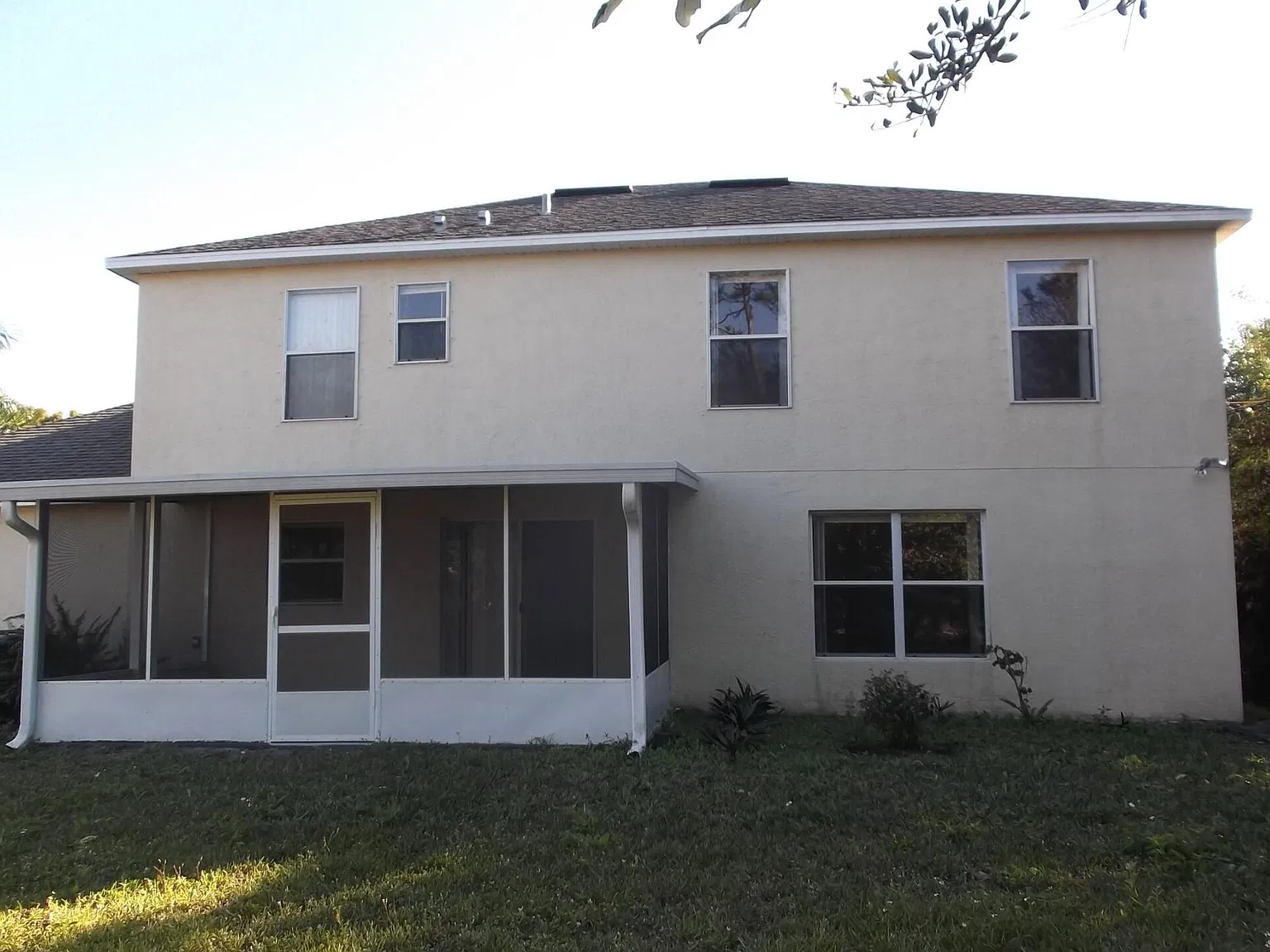 4 bed, 2.5 bath, 2368 sqft, $3,000 — Photo 2