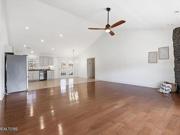 5th image of 343 Royal Oaks Dr