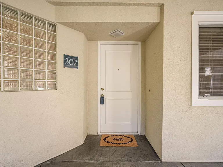 2233 Martin #307 — Photo 2