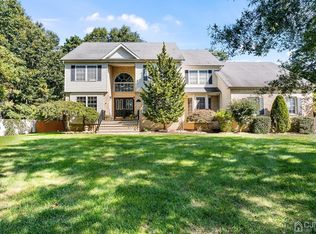 27 Robin Ln, Monroe Township, NJ 08831