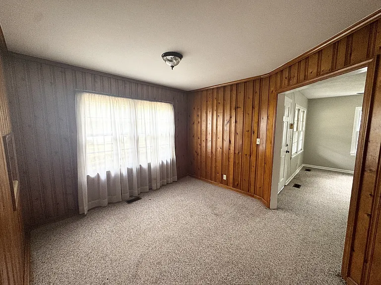 221 Shirley Dr — Photo 5