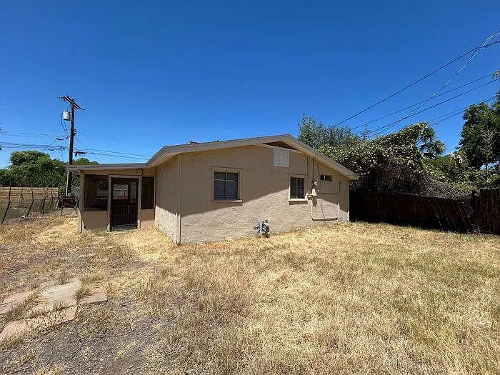 2 bed, 1.0 bath, 918 sqft, $1,500 — Photo 2