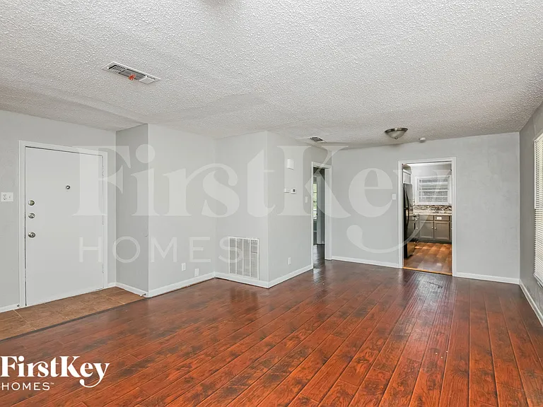 2217 Major Dr — Photo 2