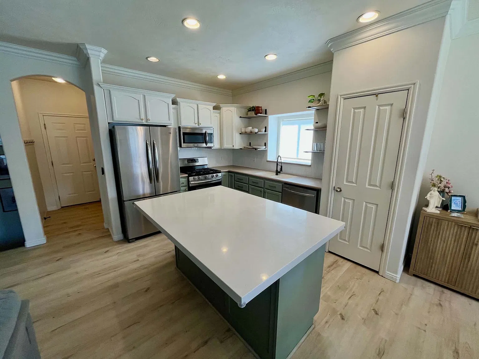 4 bed, 2452 sqft, $2,500 — Photo 4