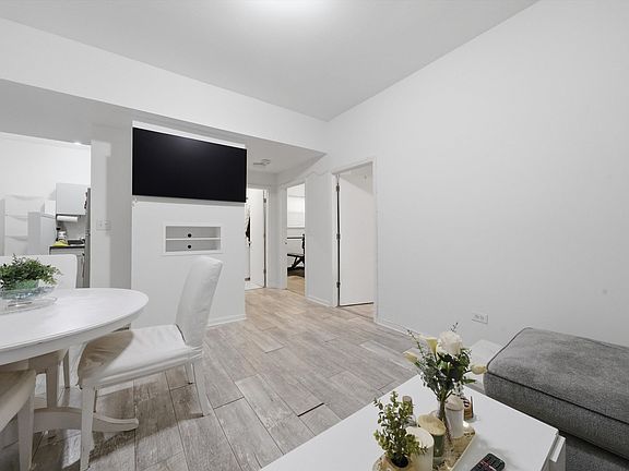 4th image of 4409 N Sacramento Ave #G