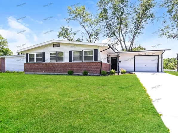 1525 Stallion Dr, Florissant, MO 63033