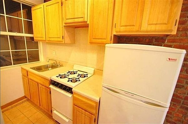2nd image of 154 Orchard St #1