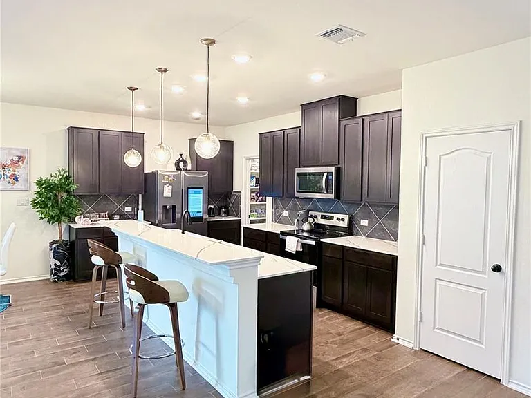1009 Brambles Dr — Photo 9