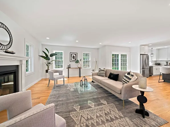 5 Clarendon Cir, Holbrook, MA 02343