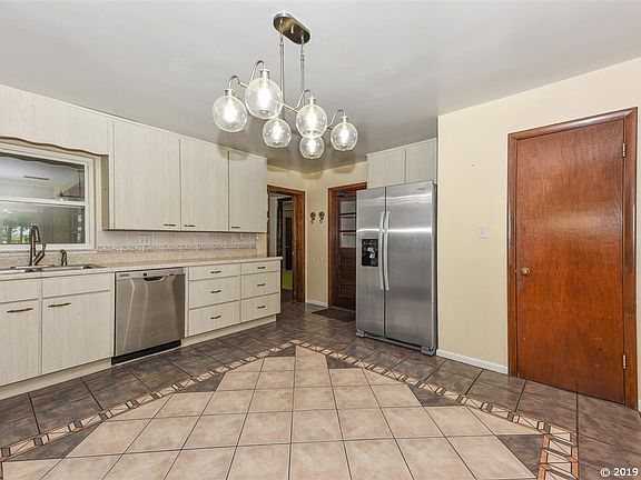 4th image of 1017 NE 156th Ave