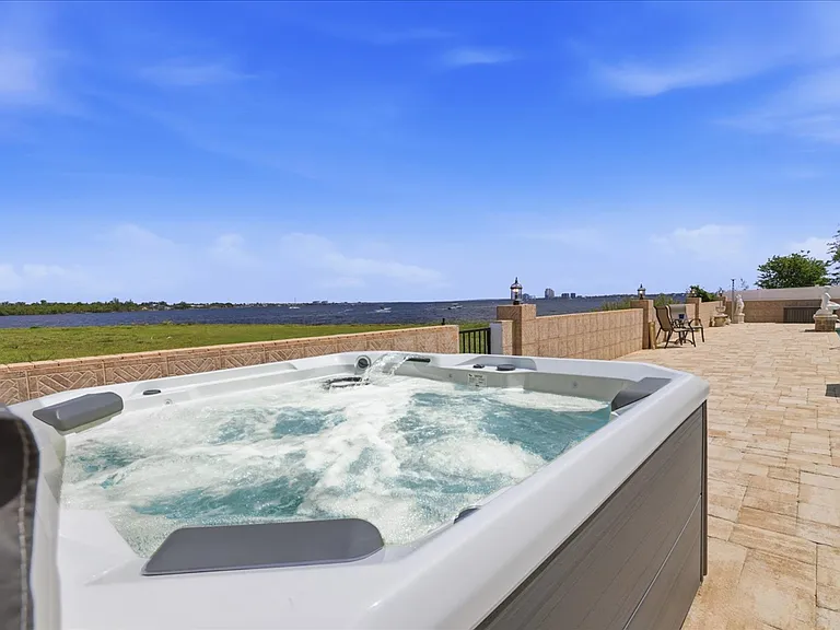 2371 Coral Point Dr — Photo 13