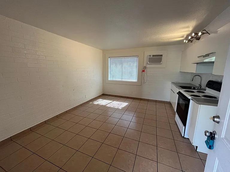 901 E. Pierce St. — Photo 30