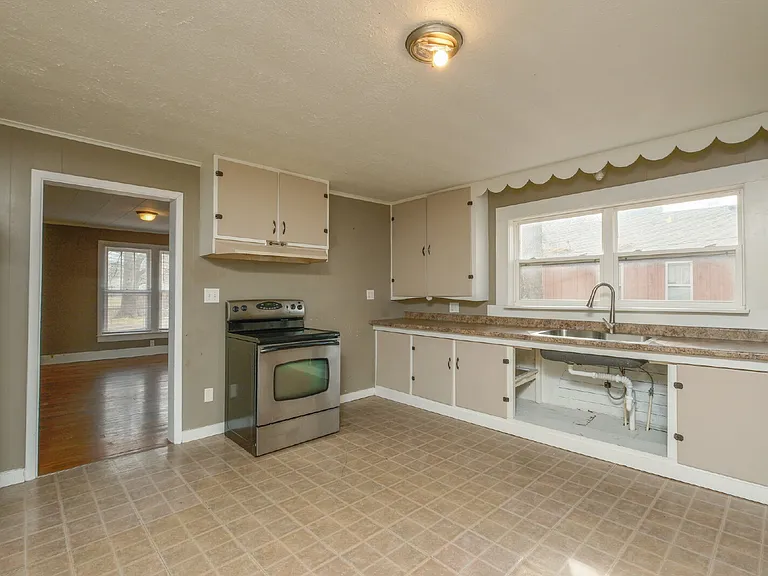 114 Carlton St — Photo 7