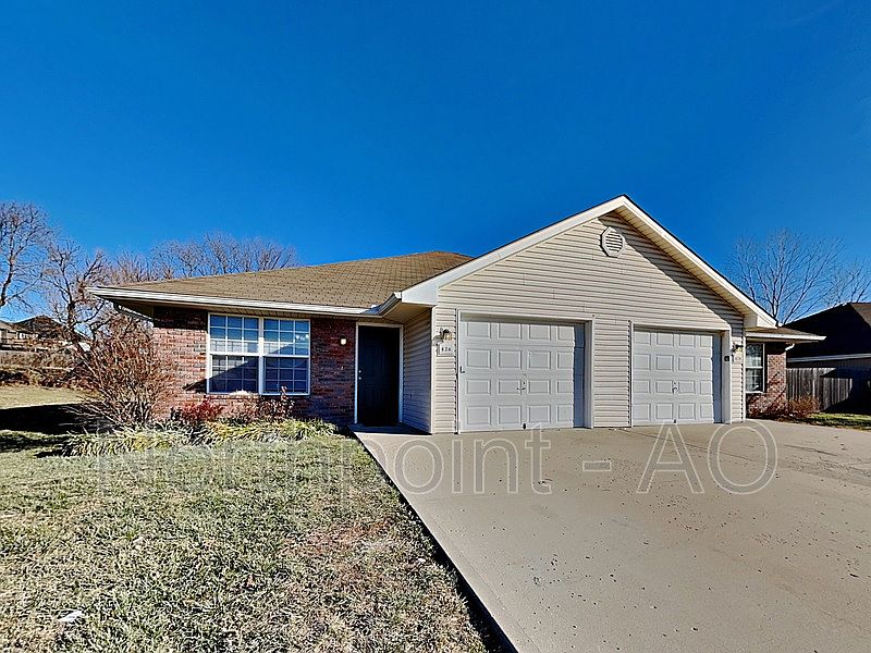 1st image of 426 NW Woodbury Dr