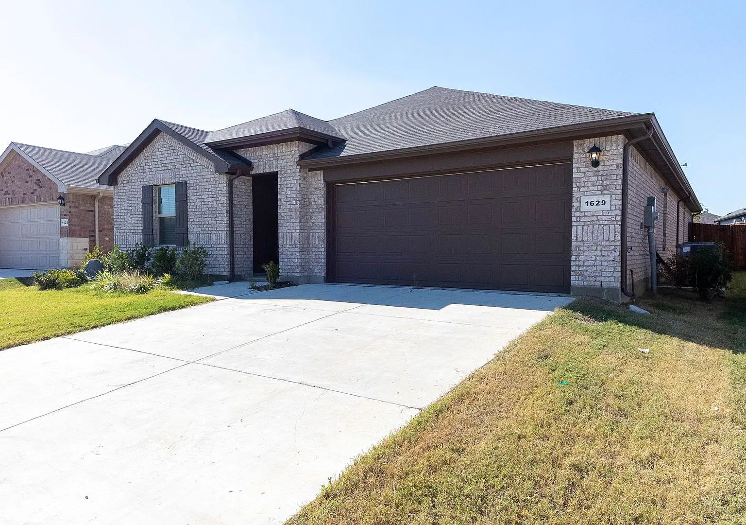 Beautiful Modern 4-Bedroom Home with Open Living Space, Spacious Layout & 2-Car Garage in Krum, TX — Photo 3
