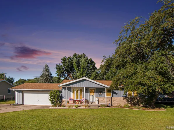 477 Chicago Dr, Howell, MI 48843