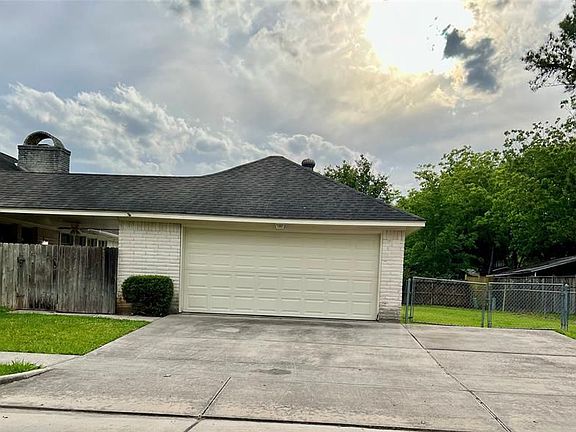 4th image of 1700 Magnolia Ln