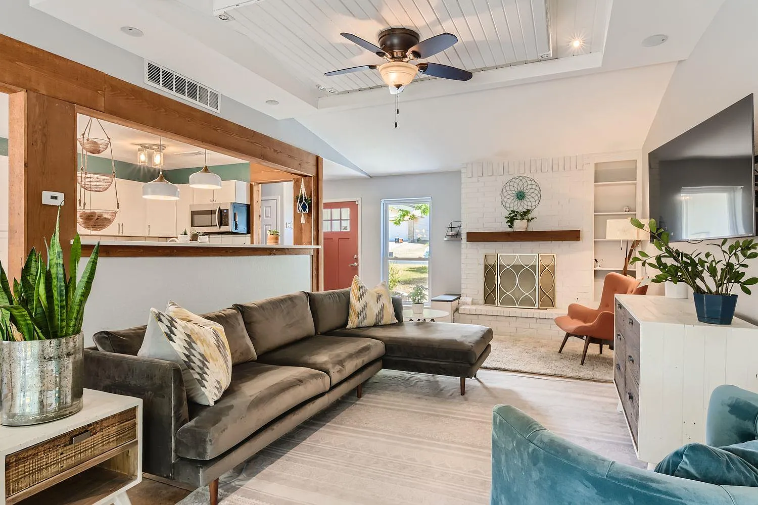 3 bed, 2.0 bath, 1271 sqft, $2,200 — Photo 1