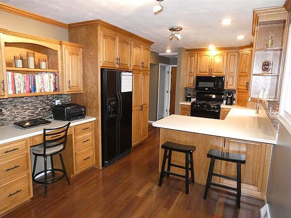3rd image of 913 W Saint Marys Ct