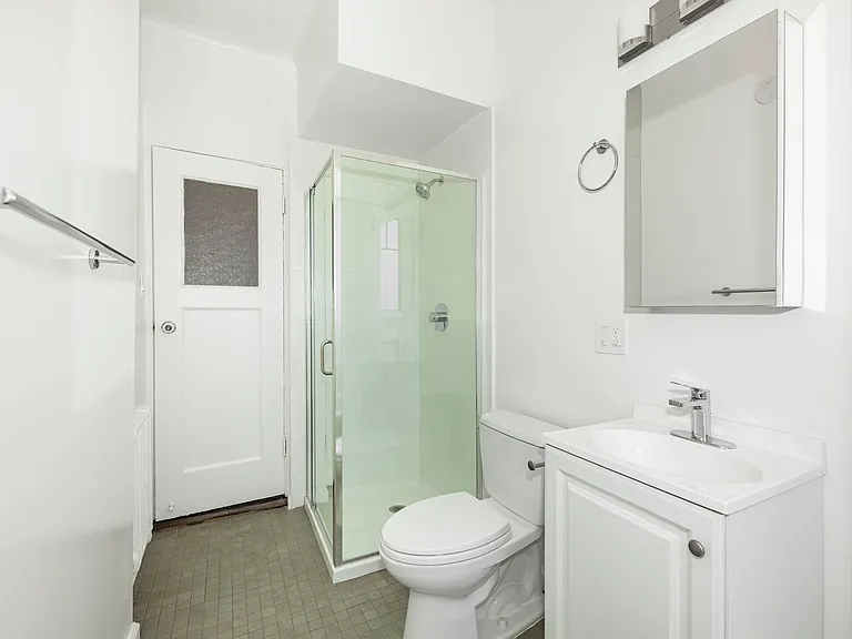 2275 Broadway — Photo 28