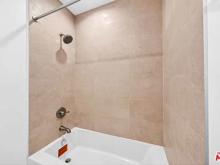17623 Burbank Blvd — Photo 20