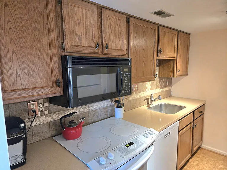66 Hermitage Dr — Photo 4