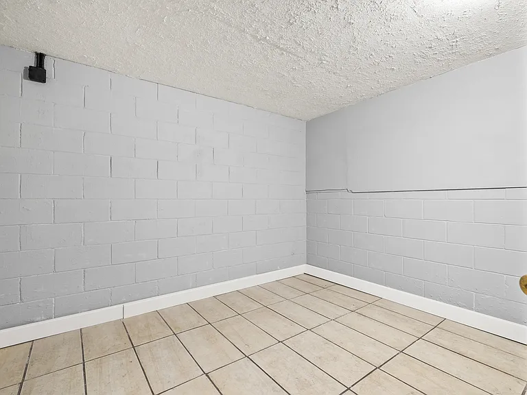 7505 N 55th Plz — Photo 17