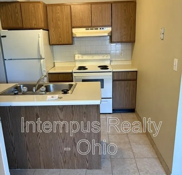 7468 Huntington Dr #6 — Photo 2