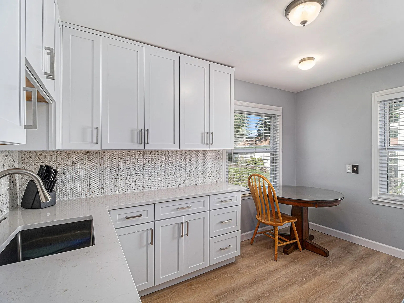 3 bed, 1.0 bath, 1036 sqft, $2,093 — Photo 2