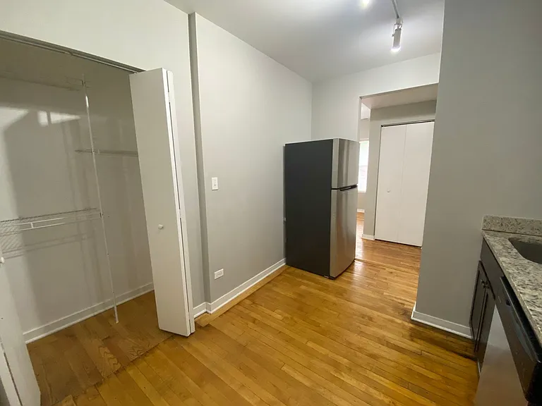 2452 W Albion Ave — Photo 6