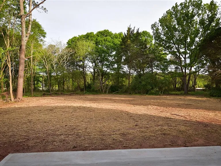 1070 Moreland Dr — Photo 17