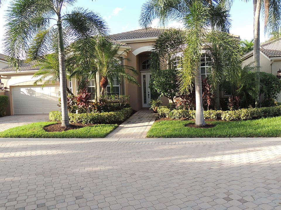 FABULOUS 3/ 2.5 RANCH HOME 