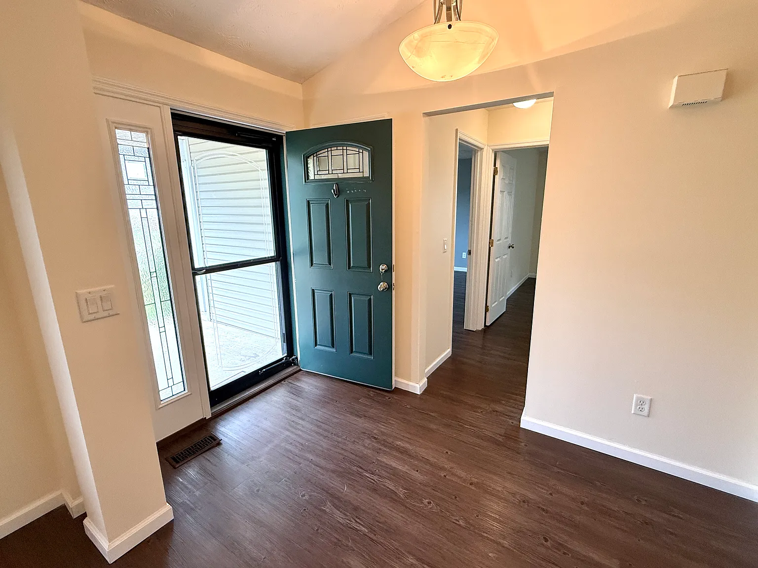 3 bed, 1388 sqft, $2,350 — Photo 2
