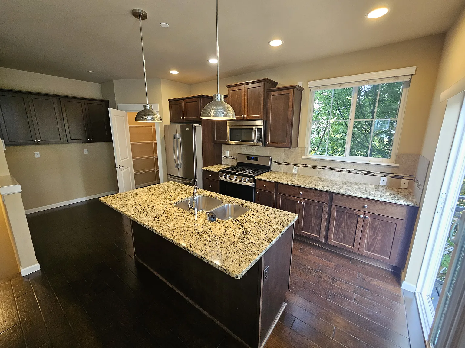 3 bed, 1655 sqft, $3,450 — Photo 3