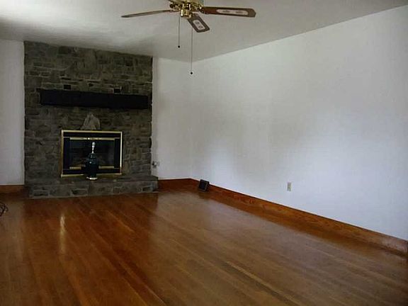 3rd image of 1629 Theatre St