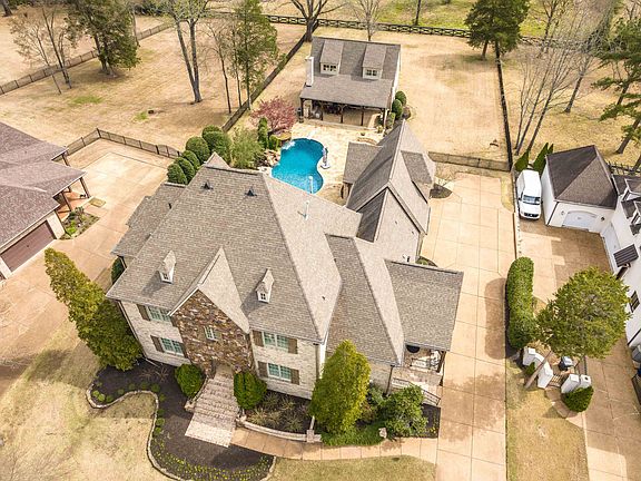 2nd image of 255 Ridgewood Dr