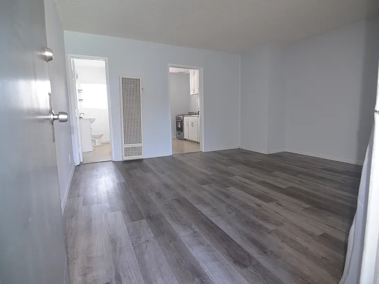 6919 Sepulveda — Photo 14