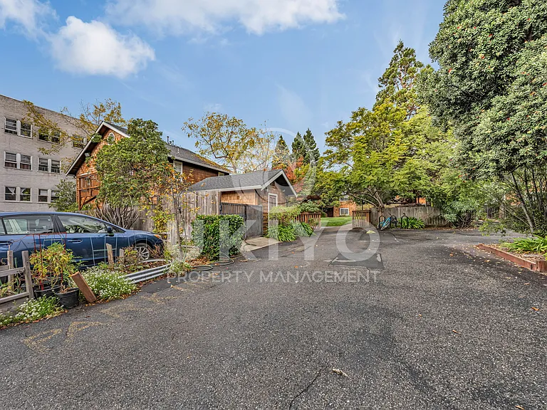 620 Alcatraz Ave #D — Photo 33
