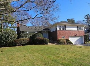 3 Maplewood Ln, East Hills, NY 11576