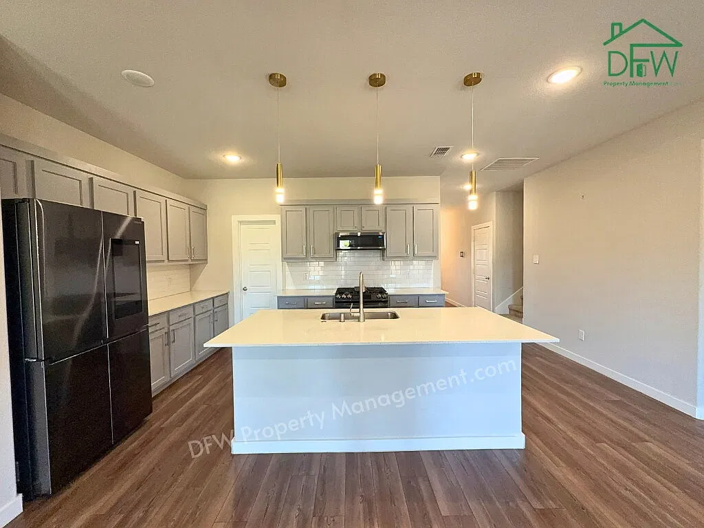 5 bed, 3.0 bath, 2998 sqft, $3,195 — Photo 4