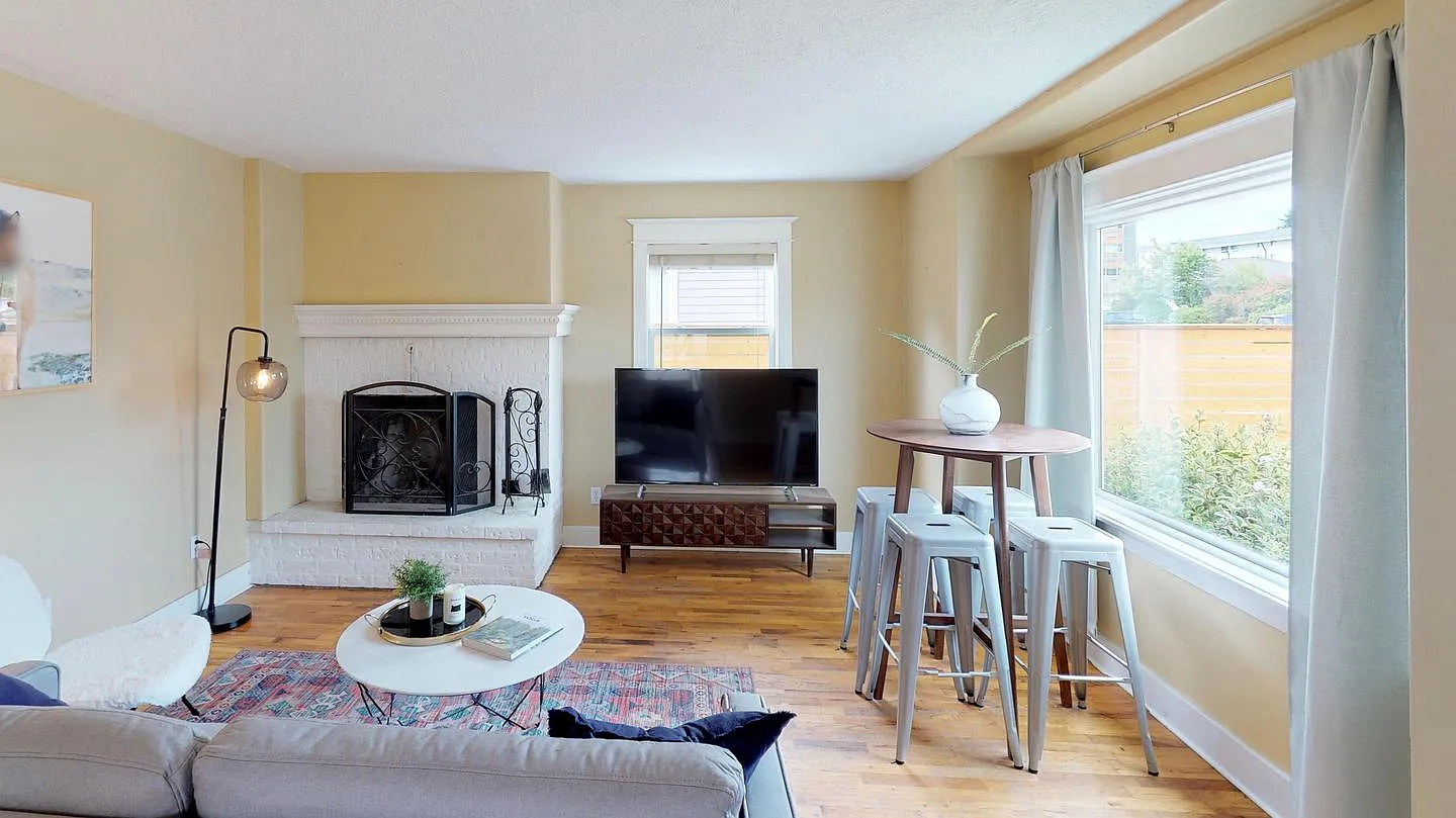 Private Bedroom in Renovated Home by Woodlawn Park — Photo 1