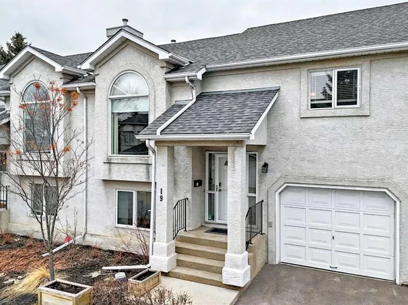 19 N Sunlake Gdns SE, Calgary, AB T2X 3G4
