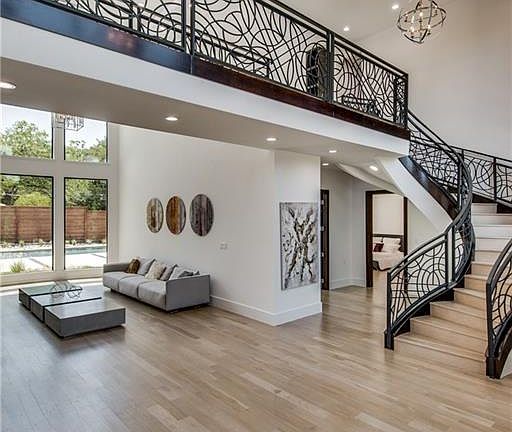 3rd image of 6826 Royal Crest Dr