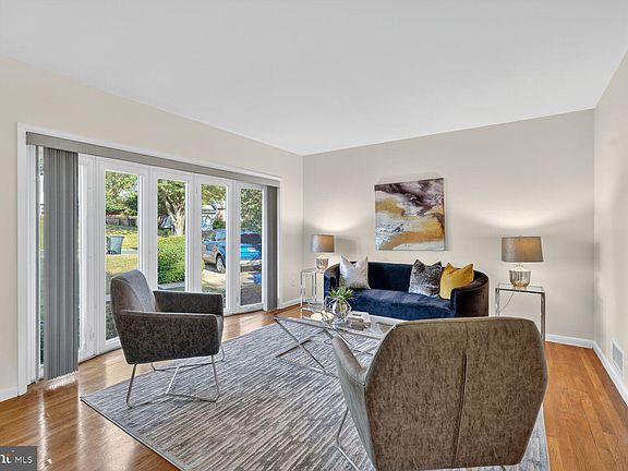 3rd image of 6121 Squire Ln